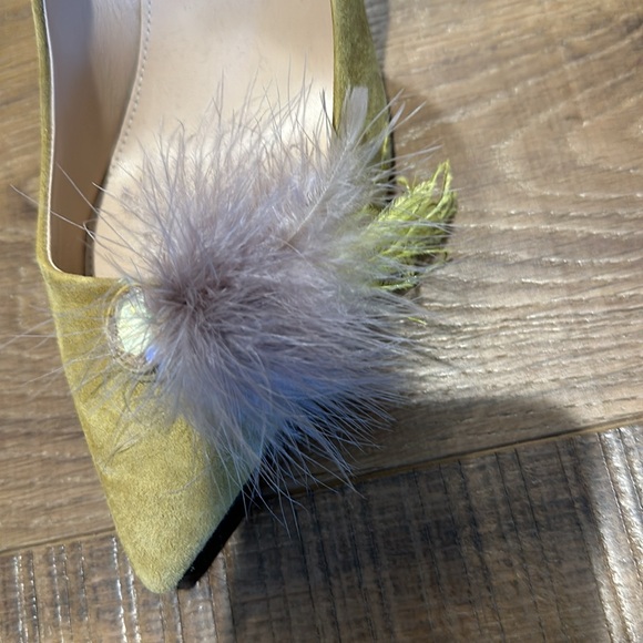 J Crew Collection Citron Suede Pumps with Feather and Jewel Embellishment Size 9 - Picture 2 of 7